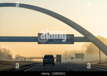 Cedar Springs, États-Unis - 3 novembre 2022 : lever du soleil dans le Midwest Ohio signe sur la route de la route 70 frontière de l'Indiana texte de bienvenue pour trouver ici slogan Banque D'Images