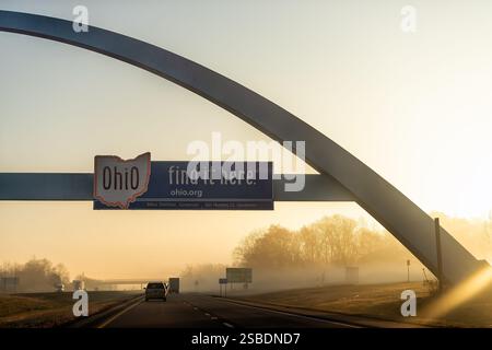 Cedar Springs, États-Unis - 3 novembre 2022 : lever du soleil dans le Midwest Ohio signe sur la frontière de l'autoroute 70 de l'Indiana texte de bienvenue pour trouver le slogan ici Banque D'Images