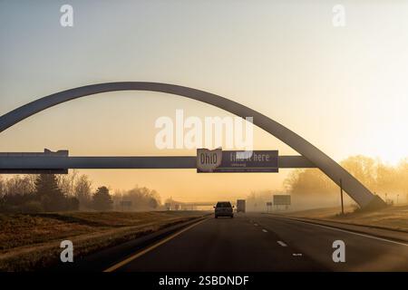 Cedar Springs, États-Unis - 3 novembre 2022 : lever du soleil dans le Midwest Ohio signe sur la route 70 frontière de l'Indiana texte de bienvenue pour trouver le slogan ici Banque D'Images
