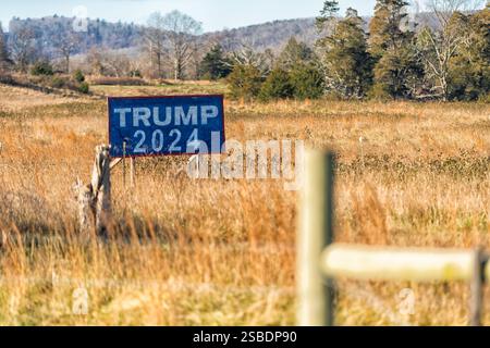 Wardensville, États-Unis - 20 novembre 2022 : Trump 2024 signe de la bannière de l'élection présidentielle sur le champ rural de la campagne agricole en Virginie occidentale Banque D'Images