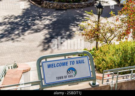 Vail, États-Unis - 6 octobre 2022 : panneau de bienvenue pour Vail, Colorado village de station de ski de montagne dans le feuillage des arbres d'automne Banque D'Images
