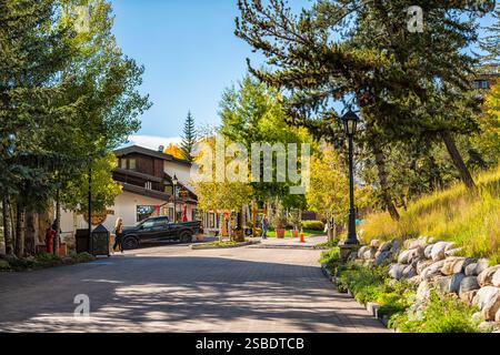 Vail, États-Unis - 6 octobre 2022 : Vail Colorado station de ski ville village route sur Meadow Drive en automne saison d'automne Banque D'Images