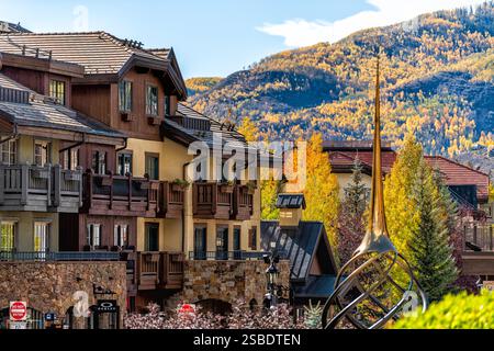 Vail, États-Unis - 6 octobre 2022 : Vail Colorado paysage urbain de station de ski village rue sur Meadow Drive en automne Banque D'Images