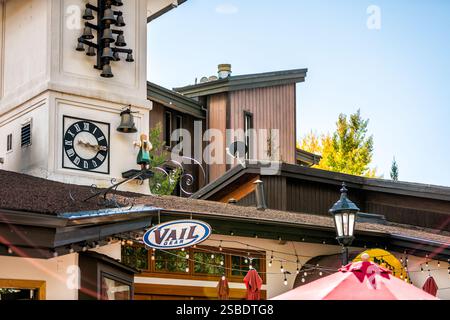 Vail, États-Unis - 6 octobre 2022 : village de station de ski du Colorado Meadow Drive Street Road avec panneau de magasin Vail Gear Banque D'Images