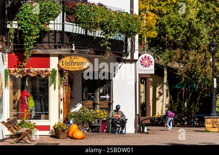 Vail, États-Unis - 6 octobre 2022 : Vail Colorado shopping plaza avec Valbruna Italie magasin magasin marché italien et les gens en automne saison d'automne Banque D'Images