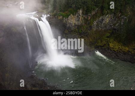Snoqualmie Falls Snoqualmie Slow motion longue exposition plonge en hiver dans la piscine Banque D'Images