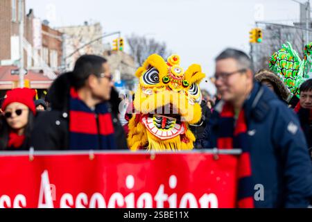 Brooklyn, États-Unis. 02 février 2025. Les participants défilent au Brooklyn 18th Avenue Lunar New Year Parade à Brooklyn, NY, le 2 février 2025. (Photo de Hailstorm Visuals/SIPA USA) crédit : SIPA USA/Alamy Live News Banque D'Images