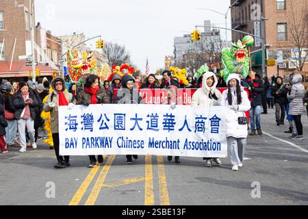Brooklyn, États-Unis. 02 février 2025. Les participants défilent dans la Brooklyn 18th Avenue Lunar New Year Parade à Brooklyn, NY, le 2 février 2025. (Photo de Hailstorm Visuals/SIPA USA) crédit : SIPA USA/Alamy Live News Banque D'Images