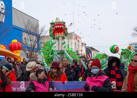 Brooklyn, États-Unis. 02 février 2025. Les participants défilent dans la Brooklyn 18th Avenue Lunar New Year Parade à Brooklyn, NY, le 2 février 2025. (Photo de Hailstorm Visuals/SIPA USA) crédit : SIPA USA/Alamy Live News Banque D'Images