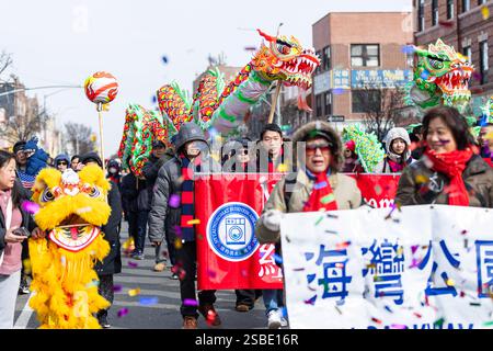 Brooklyn, États-Unis. 02 février 2025. Les participants défilent au Brooklyn 18th Avenue Lunar New Year Parade à Brooklyn, NY, le 2 février 2025. (Photo de Hailstorm Visuals/SIPA USA) crédit : SIPA USA/Alamy Live News Banque D'Images