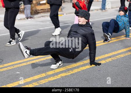 Brooklyn, États-Unis. 02 février 2025. Les participants de la Brooklyn 18th Avenue Lunar New Year Parade à Brooklyn, NY se produisent pour les spectateurs le 2 février 2025. (Photo de Hailstorm Visuals/SIPA USA) crédit : SIPA USA/Alamy Live News Banque D'Images