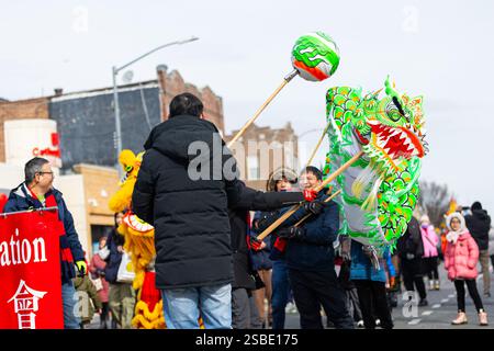 Brooklyn, États-Unis. 02 février 2025. Les participants défilent au Brooklyn 18th Avenue Lunar New Year Parade à Brooklyn, NY, le 2 février 2025. (Photo de Hailstorm Visuals/SIPA USA) crédit : SIPA USA/Alamy Live News Banque D'Images