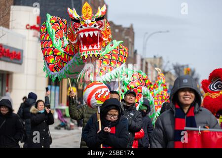 Brooklyn, États-Unis. 02 février 2025. Les participants défilent au Brooklyn 18th Avenue Lunar New Year Parade à Brooklyn, NY, le 2 février 2025. (Photo de Hailstorm Visuals/SIPA USA) crédit : SIPA USA/Alamy Live News Banque D'Images