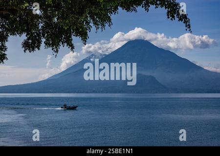 Point de vue du volcan depuis Panajachel sur le lac Atitlan, Guatemala Banque D'Images