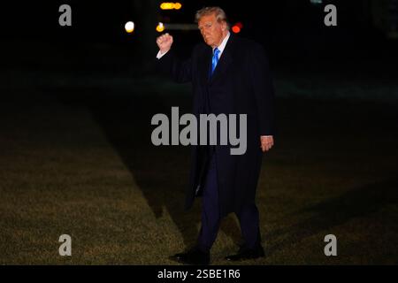 Washington DC, États-Unis. 02 février 2025. WASHINGTON –– le président Donald Trump débarque de Marine One sur la pelouse sud de la Maison Blanche alors qu’il revient d’un week-end à Mar-a-Lago le 2 février 2025, dans la nuit. Ce voyage marque l'une des nombreuses visites qu'il a effectuées le week-end au club privé depuis le début de l'année. (Photo de Joshua Sukoff/Medill News Service) crédit : Joshua Sukoff/Alamy Live News Banque D'Images