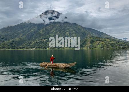 Canoë passant devant le volcan San Pedro dans les hauts plateaux guatémaltèques sur la rive du lac Atitlan, Guatemala Banque D'Images