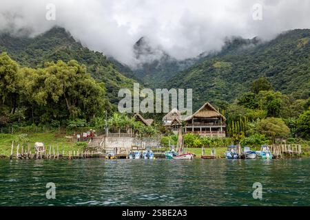 Vue sur les montagnes des hauts plateaux guatémaltèques sur les rives du lac Atitlan, Guatemala Banque D'Images