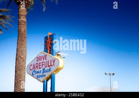 Au dos du panneau « Bienvenue à Las Vegas fabuleux », on lit « conduisez prudemment, revenez bientôt », offrant un adieu amical aux visiteurs qui partent sous le toit Banque D'Images