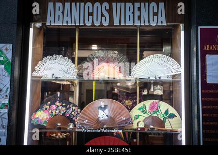 VALENCIA, ESPAGNE - 14 OCTOBRE 2024 : un affichage coloré d'abanicos espagnols traditionnels (ventilateurs à main) entoure la fenêtre de la vitrine. Hadfans, ou abanico dedans Banque D'Images