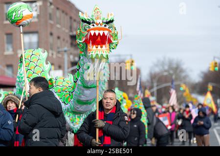 Brooklyn, États-Unis. 02 février 2025. Les participants défilent dans la Brooklyn 18th Avenue Lunar New Year Parade à Brooklyn, NY, le 2 février 2025. (Photo de Hailstorm Visuals/SIPA USA) crédit : SIPA USA/Alamy Live News Banque D'Images