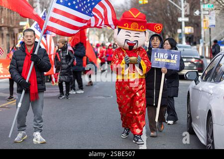 Brooklyn, États-Unis. 02 février 2025. Les participants défilent dans la Brooklyn 18th Avenue Lunar New Year Parade à Brooklyn, NY, le 2 février 2025. (Photo de Hailstorm Visuals/SIPA USA) crédit : SIPA USA/Alamy Live News Banque D'Images