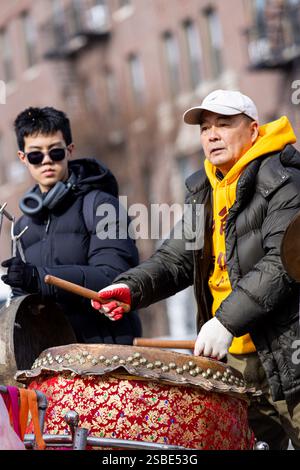 Brooklyn, États-Unis. 02 février 2025. Les participants se produisent au Brooklyn 18th Avenue Lunar New Year Parade à Brooklyn, NY, le 2 février 2025. (Photo de Hailstorm Visuals/SIPA USA) crédit : SIPA USA/Alamy Live News Banque D'Images