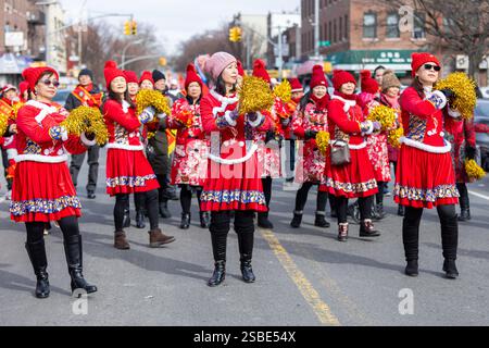 Brooklyn, États-Unis. 02 février 2025. Les participants se produisent au Brooklyn 18th Avenue Lunar New Year Parade à Brooklyn, NY, le 2 février 2025. (Photo de Hailstorm Visuals/SIPA USA) crédit : SIPA USA/Alamy Live News Banque D'Images
