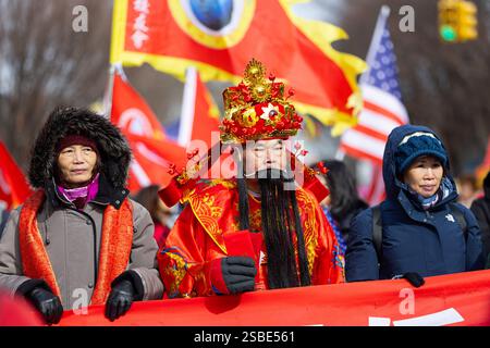 Brooklyn, États-Unis. 02 février 2025. Les participants défilent dans la Brooklyn 18th Avenue Lunar New Year Parade à Brooklyn, NY, le 2 février 2025. (Photo de Hailstorm Visuals/SIPA USA) crédit : SIPA USA/Alamy Live News Banque D'Images