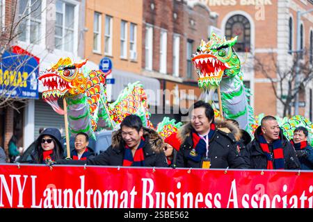 Brooklyn, États-Unis. 02 février 2025. Les participants défilent dans la Brooklyn 18th Avenue Lunar New Year Parade à Brooklyn, NY, le 2 février 2025. (Photo de Hailstorm Visuals/SIPA USA) crédit : SIPA USA/Alamy Live News Banque D'Images