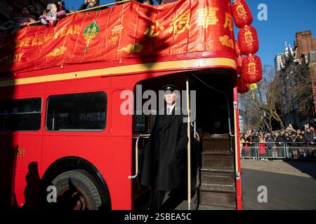 Londres, Royaume-Uni. 02 février 2025. Un conducteur de bus se trouve à l'arrière d'un bus rouge londonien. Des milliers de fêtards ont assisté à la parade du nouvel an chinois qui s'est tenue dans le centre de Londres. Connu pour être le plus grand festival du nouvel an chinois en dehors de l'Asie, les célébrations du week-end devraient attirer près de 300 000 personnes. Organisées par la LCCA (London Chinatown Chinese Association), les festivités se déroulent sur deux jours, se terminant le dimanche par un défilé dans les rues du West End et des spectacles à Trafalgar Square. Crédit : SOPA images Limited/Alamy Live News Banque D'Images