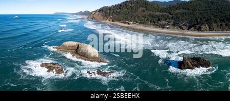 L'océan Pacifique se jette contre les marées marines au large de la côte pittoresque de l'Oregon. Les piles marines sont formées par l'énergie des vagues, l'action hydraulique et l'érosion éolienne. Banque D'Images