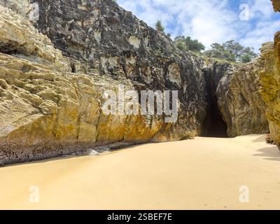 Une grotte cachée sur la plage de Frenchmans offre un trou de baignade unique sur l'île de Stradbroke dans le Queensland, en Australie Banque D'Images