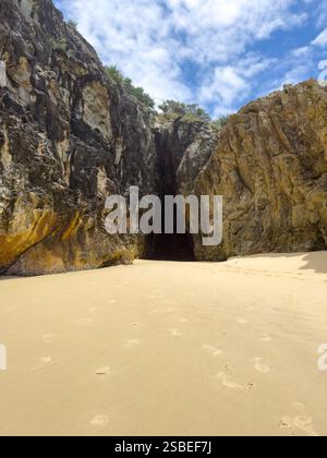 Une grotte cachée sur la plage de Frenchmans offre un trou de baignade unique sur l'île de Stradbroke dans le Queensland, en Australie Banque D'Images
