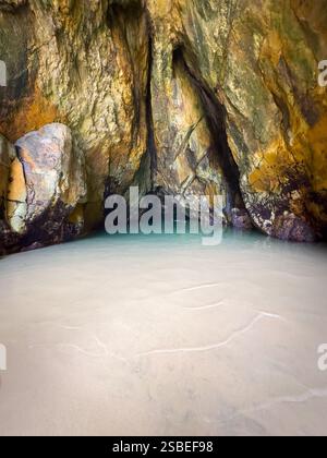 Une grotte cachée sur la plage de Frenchmans offre un trou de baignade unique sur l'île de Stradbroke dans le Queensland, en Australie Banque D'Images