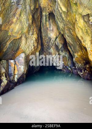 Une grotte cachée sur la plage de Frenchmans offre un trou de baignade unique sur l'île de Stradbroke dans le Queensland, en Australie Banque D'Images