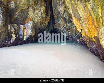 Une grotte cachée sur la plage de Frenchmans offre un trou de baignade unique sur l'île de Stradbroke dans le Queensland, en Australie Banque D'Images