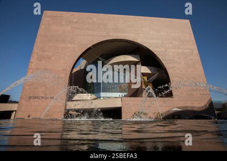 Costa Mesa, Californie, États-Unis - 1er février 2025 : des fontaines d'eau coulent à l'extérieur du Segerstrom Hall, qui fait partie du Segerstrom Center for the Arts, un spectacle Banque D'Images