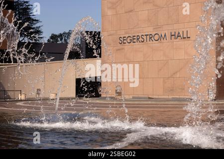 Costa Mesa, Californie, États-Unis - 1er février 2025 : des fontaines d'eau coulent à l'extérieur du Segerstrom Hall, qui fait partie du Segerstrom Center for the Arts, un spectacle Banque D'Images