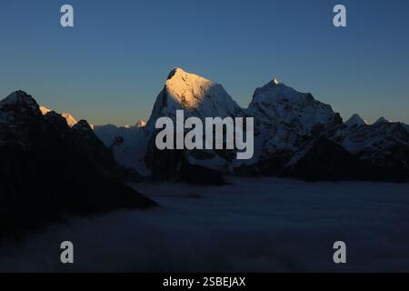 Cholatse lumineux, vue de Gokyo Ri, Népal. Banque D'Images