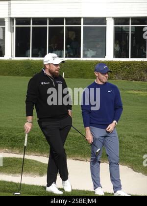 Pebble Beach, États-Unis. 02 février 2025. Pebble Beach, Californie, États-Unis - 2 février 2025 Shane Lowry et Rory McIlroy sur le 17e green lors de la dernière journée du terrain de golf AT&T Pebble Beach Pro-Am (PGA Tour signature golf event), Californie, États-Unis crédit : Motofoto/Alamy Live News Banque D'Images
