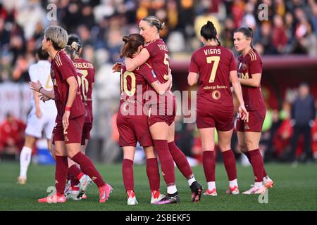 Rome, Italie. 1er février 2025. Manuela Giugliano de l'A.S. Roma Femminile célèbre après avoir marqué un but avec ses coéquipières lors de la 17ème journée du Championnat Serie A Femminile eBay entre l'A.S. Roma et l' U.C. Sampdoria Women au stade Tre Fontane. Score final ; A.S. Roma Femminile 4-0 U.C. Sampdoria Women Credit : SOPA images Limited/Alamy Live News Banque D'Images