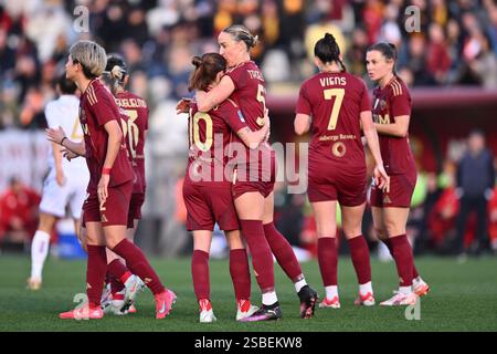 Rome, Italie. 1er février 2025. Manuela Giugliano de l'A.S. Roma Femminile célèbre après avoir marqué un but avec ses coéquipières lors de la 17ème journée du Championnat Serie A Femminile eBay entre l'A.S. Roma et l' U.C. Sampdoria Women au stade Tre Fontane. Score final ; A.S. Roma féminin 4-0 U.C. Sampdoria Women (photo de Domenico Cippitelli/SOPA images/SIPA USA) crédit : SIPA USA/Alamy Live News Banque D'Images