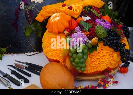 Table de dessert sur le mariage avec des gâteaux savoureux, des biscuits et des bonbons dans des couleurs pastel. Restauration et portions professionnelles. Ambiance festive Banque D'Images