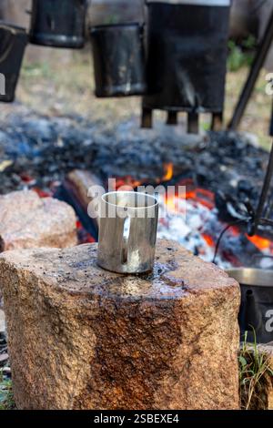 tasse de café roche feu de bois thé bouillant café bush petit déjeuner outback queensland australie Banque D'Images