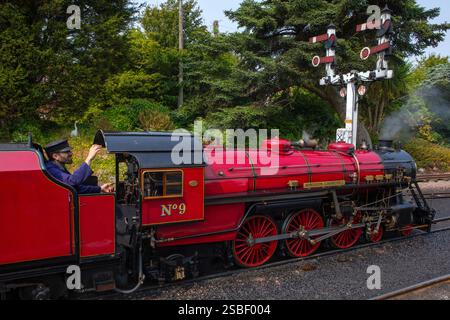 Kent, Royaume-Uni - 19 août 2024 : la magnifique locomotive Winston Churchill à la gare de New Romney, sur le chemin de fer Romney, Hythe et Dymchurch dans le Kent, Royaume-Uni. Banque D'Images