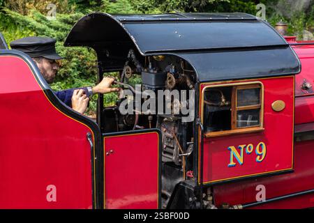 Kent, Royaume-Uni - 19 août 2024 : le chauffeur de la magnifique locomotive Winston Churchill à la gare de New Romney, sur le Romney, Hythe et Dymchurch Railwa Banque D'Images
