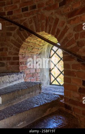 Fenêtre niche par les escaliers dans une vieille tour de briques Banque D'Images