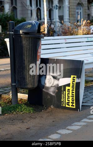 Durch Vandalismus beschmiertes und zerstörtes Wahlplakat der FDP zur anstehenden Wahl zum 21. Deutschen Bundestag. Bonn, 02.02.2025 *** affiche électorale du FDP pour les prochaines élections au Bundestag allemand bavardée et détruite par le vandalisme Bonn, 02 02 2025 Foto:XR.xSchmiegeltx/xFuturexImagex wahlplakate bonn 5215 Banque D'Images