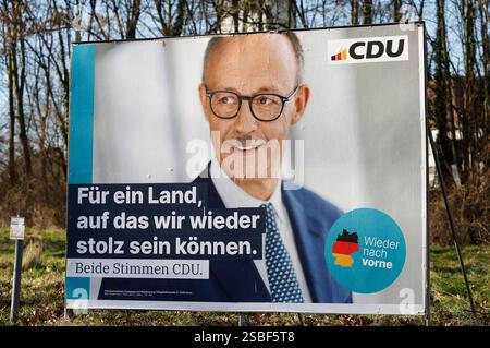 Durch Vandalismus beschmiertes und zerstörtes Wahlplakat der CDU zur anstehenden Wahl zum 21. Deutschen Bundestag. Bonn, 02.02.2025 *** vandalisation et destruction de l'affiche électorale de la CDU pour la prochaine élection au 21 Bundestag allemand Bonn, 02 02 2025 Foto:XR.xSchmiegeltx/xFuturexImagex wahlplakate bonn 5202 Banque D'Images
