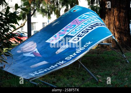 Durch Vandalismus beschmiertes und zerstörtes Wahlplakat der CDU zur anstehenden Wahl zum 21. Deutschen Bundestag. Bonn, 02.02.2025 *** vandalisation et destruction de l'affiche électorale de la CDU pour la prochaine élection au 21 Bundestag allemand Bonn, 02 02 2025 Foto:XR.xSchmiegeltx/xFuturexImagex wahlplakate bonn 5212 Banque D'Images